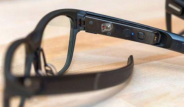 Sursa: https://eenews.cdnartwhere.eu - Intel smart glasses